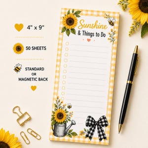 Könnte beinhalten: Ein rechteckiger Notizblock mit den Maßen 10,16 cm x 22,86 cm, gelbem Vichy-Karo-Rand, Sonnenblumen- und Bienenmotiven sowie dem Text Sunshine & Things to Do. Er enthält 50 linierte Blätter mit Kästchen, einen schwarzen Stift und goldene Büroklammern.