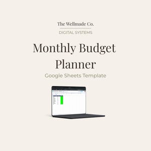 Puede incluir: Una plantilla digital de planificador de presupuesto mensual para Google Sheets de The Wellmade Co. Digital Systems, mostrada en una pantalla de portátil. El texto está centrado sobre un fondo beige claro, con una hoja de cálculo con celdas verdes.
