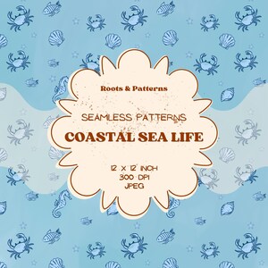 Pode incluir: Um fundo digital azul claro com um padrão repetitivo de caranguejos, peixes, cavalos-marinhos e conchas azul-escuras. Uma etiqueta central creme recortada exibe o texto Roots & Patterns, SEAMLESS PATTERNS, COASTAL SEA LIFE, 12 X 12 INCH, 300 DPI, JPEG.