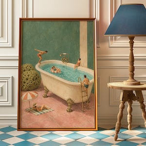 Op de afbeelding: Een ingelijste kunstdruk met een bad op pootjes gevuld met water, met verschillende figuren die zwemmen en ontspannen. Eén persoon duikt vanaf de rand, een ander klimt op een metalen ladder en één drijft op een zwemband. Iemand rust onder een parasol.