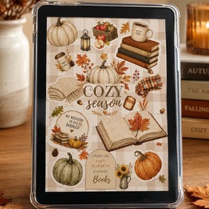 Peut inclure: Une coque de tablette transparente avec un collage d'illustrations sur le thème de l'automne, incluant des citrouilles, des livres empilés, une tasse, une couverture en tricot et un livre ouvert. Le texte indique COZY season, MY WEEKEND IS ALL BOOKED.