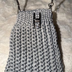 Bolso moderno de macramé gris hecho a mano con asa de metal y aplique a juego. Muy resistente.