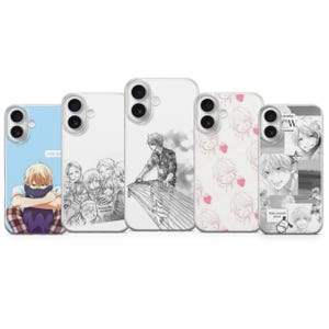 Pode incluir: Cinco capas transparentes para smartphone com várias ilustrações em preto e branco estilo manga. Os designs incluem uma personagem com um gato, um grupo de pessoas, alguém a tocar koto, rostos com morangos e uma colagem com texto.