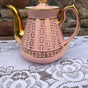 Vintage Hall China Philadelphia Teekanne, Form 075 CL | Rosa & 22K Gold, Flechtmuster, 6 Tassen, Mid-Century Modern Kunstkeramik, hergestellt in den USA