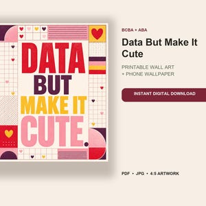 Könnte beinhalten: Ein rechteckiger Wandkunstdruck mit dem Text DATA BUT MAKE IT CUTE in roten, gelben und rosafarbenen Blockbuchstaben. Das Design enthält einen Rasterhintergrund, kleine rote und gelbe Herzen sowie geometrische Formen in Lila, Pink und Rot.