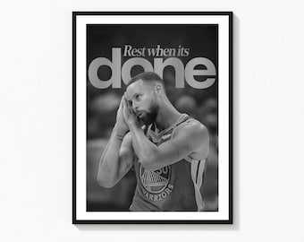Op de afbeelding: Een zwart-wit ingelijste poster met een basketbalspeler in een shirt met het logo van de Golden State Warriors, de handen tegen de zijkant van het gezicht gedrukt, met de tekst Rest when its done in grote, dikgedrukte letters.