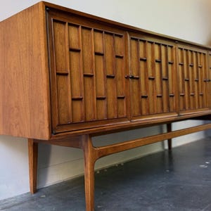 Mobile porta TV in stile Mid-Century Modern, consolle multimediale in legno massello, mobile TV in noce realizzato a mano, centro di intrattenimento scandinavo, credenza in stile danese moderno