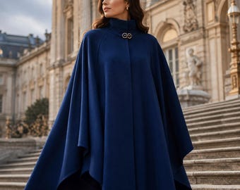 Marineblauer Wollcape, eleganter Winterponcho, hoher Stehkragen, dekorativer Verschluss