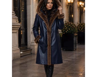 Schwarzer Ledermantel mit braunem Kunstpelzbesatz an der Kapuze, elegante Winteroberbekleidung
