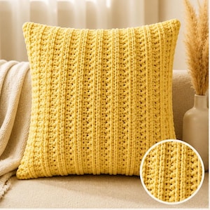 Könnte beinhalten: Ein quadratisches gelbes Dekokissen mit vertikaler Rippstrickstruktur. Das Design enthält einen kreisförmigen Einsatz, der eine Nahaufnahme des Garnmusters zeigt. Der Text unten lautet: BEGINNER FRIENDLY, STEP-BY-STEP INSTRUCTIONS, PHOTO TUTORIAL.