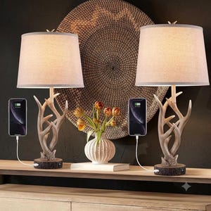 Set di 2 lampade da tavolo rustiche con corna di cervo e doppie porte di ricarica USB, lampade da comodino in finto corno di cervo, decorazioni per baita di montagna, luci da comodino vintage
