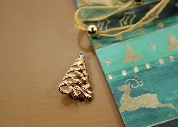 Avon Christmas Tree Pin Brooch Gold Tone With Rhi… - image 1