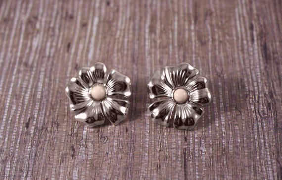 Avon "Polished Blossoms"  Silver Tone Pierced Flo… - image 4