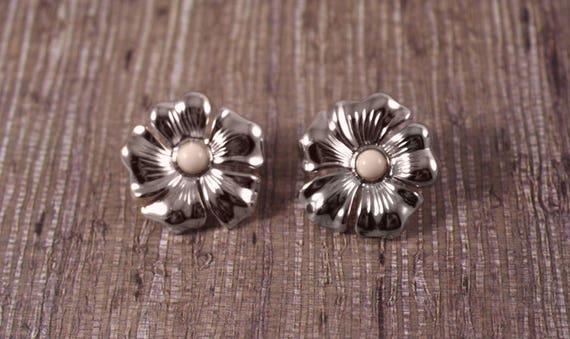 Avon "Polished Blossoms"  Silver Tone Pierced Flo… - image 2