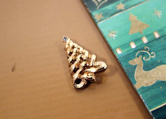 Avon Christmas Tree Pin Brooch Gold Tone With Rhi… - image 3