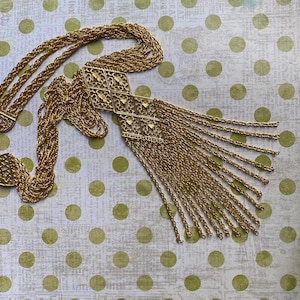 Grand collier à pampilles et plusieurs chaînes d'aspect néo-étrusque ton doré - vintage des années 1960