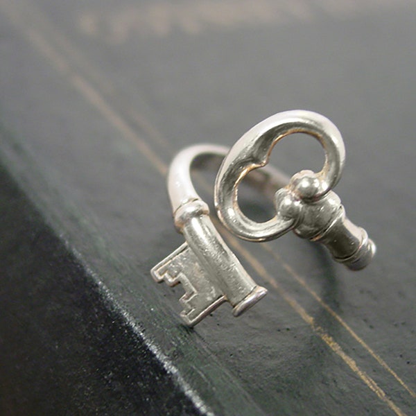 Avon Sterling Silver Secret Key Skeleton Key Ring - Vintage 1976