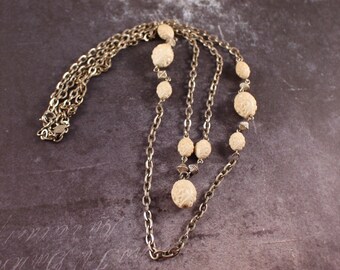 Collar Sarah Coventry Summer Flirt en tono plateado con cuentas florales blancas - Vintage 1976
