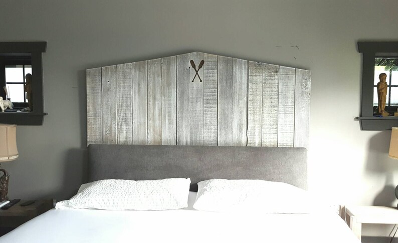 Puede incluir: Un cabecero de madera blanqueada con un estilo r&uacute;stico y de granja. El cabecero presenta un recorte decorativo de madera de dos remos cruzados.