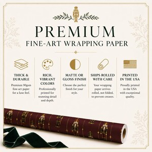 Pode incluir: Um rolo de papel de presente art&iacute;stico premium com fundo vermelho escuro e um padr&atilde;o repetitivo de quebra-nozes e estrelas douradas. Abaixo do texto PREMIUM FINE-ART WRAPPING PAPER, cinco &iacute;cones detalham papel de 90g, cores vibrantes, acabamentos fosco ou brilhante, envio em rolo e impress&atilde;o nos EUA.