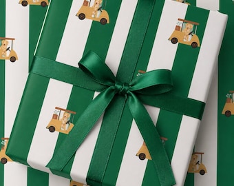 Può includere: Una scatola regalo rettangolare avvolta in carta a righe verticali bianche e verde scuro con un motivo ripetuto di golf cart gialli con cani golden retriever all'interno. Il pacchetto è legato con un nastro di raso verde scuro a fiocco.