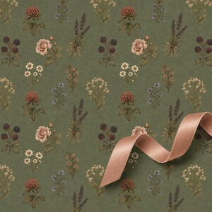 Pu&ograve; includere: Uno sfondo verde salvia con un motivo ripetuto di illustrazioni botaniche che includono rose rosa, more, rametti di lavanda e margherite bianche. Un liscio nastro di raso rosa polvere si curva nella parte inferiore destra.