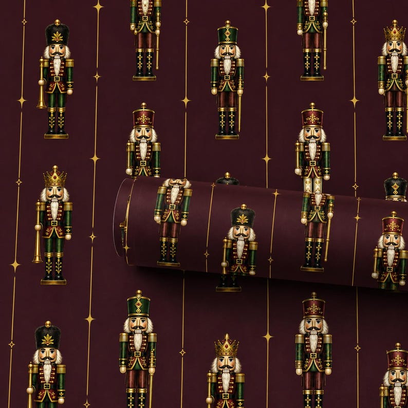 Pode incluir: Papel de presente com um padr&atilde;o repetitivo de figuras de quebra-nozes em uniformes verdes, vermelhos e dourados sobre um fundo bord&ocirc; profundo. O design inclui linhas verticais douradas finas e pequenos detalhes de estrelas douradas.