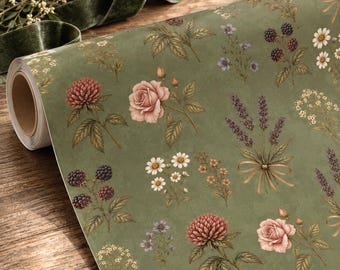 Pode incluir: Um rolo de papel de presente com fundo verde sálvia e um padrão botânico repetitivo de rosas cor-de-rosa, ramos de lavanda roxos atados com fitas, margaridas brancas e amoras escuras com folhas e caules verdes.