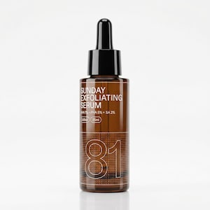 Puede incluir: Un frasco cuentagotas de vidrio marrón que contiene Sunday Exfoliating Serum con AHA 7%, PHA 5% y SA 2%. La etiqueta muestra el texto 0,85oz y 25ml, junto con un número 81 grande impreso sobre un patrón de cuadrícula en la parte inferior.