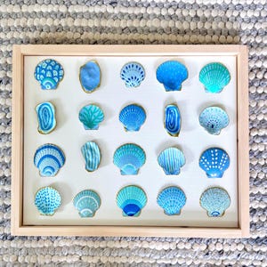 Cuadro decorativo de pared con marco, pintado a mano con conchas marinas, en tonos azules y turquesa, estilo costero (21,5 x 17,5 cm).