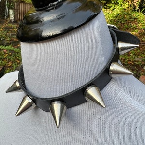 Collana girocollo con punte spesse e piccole a forma di cono