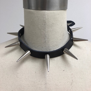 Spiked choker with 1&quot; cone spikes but not so many