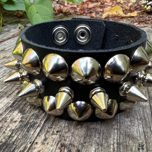 Pulsera con pinchos y tachuelas cónicas, versión de brazalete de cuero de tres filas