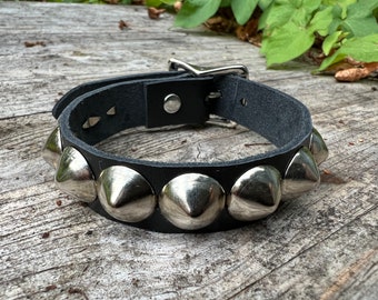 Studded bracelet with one row of cone studs