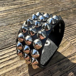Pulsera punk de cuero con tachuelas cónicas pequeñas de 3 filas