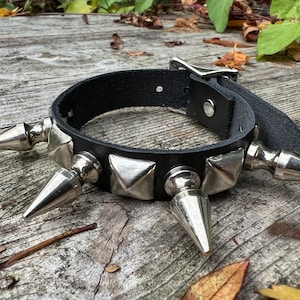Pulsera de púas con púas de 1&quot; y tachuelas piramidales