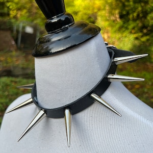 Gothic spiked choker with 9 1.5&quot; long spikes