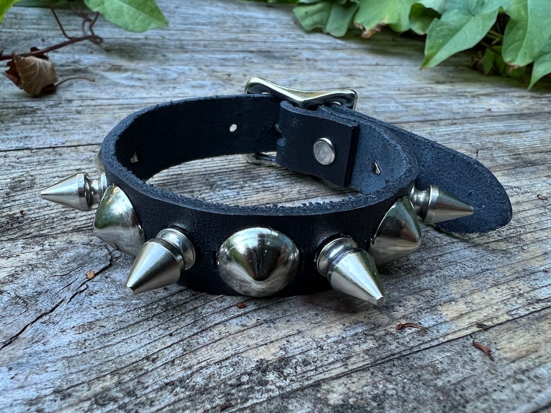 Leather spike bracelet deals