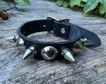 Spike-armband met kegelvormige studs van 1/2 inch