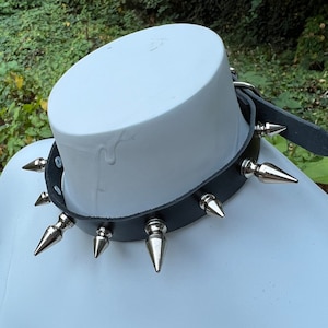 Spiked choker with alternating tree spikes but not so many