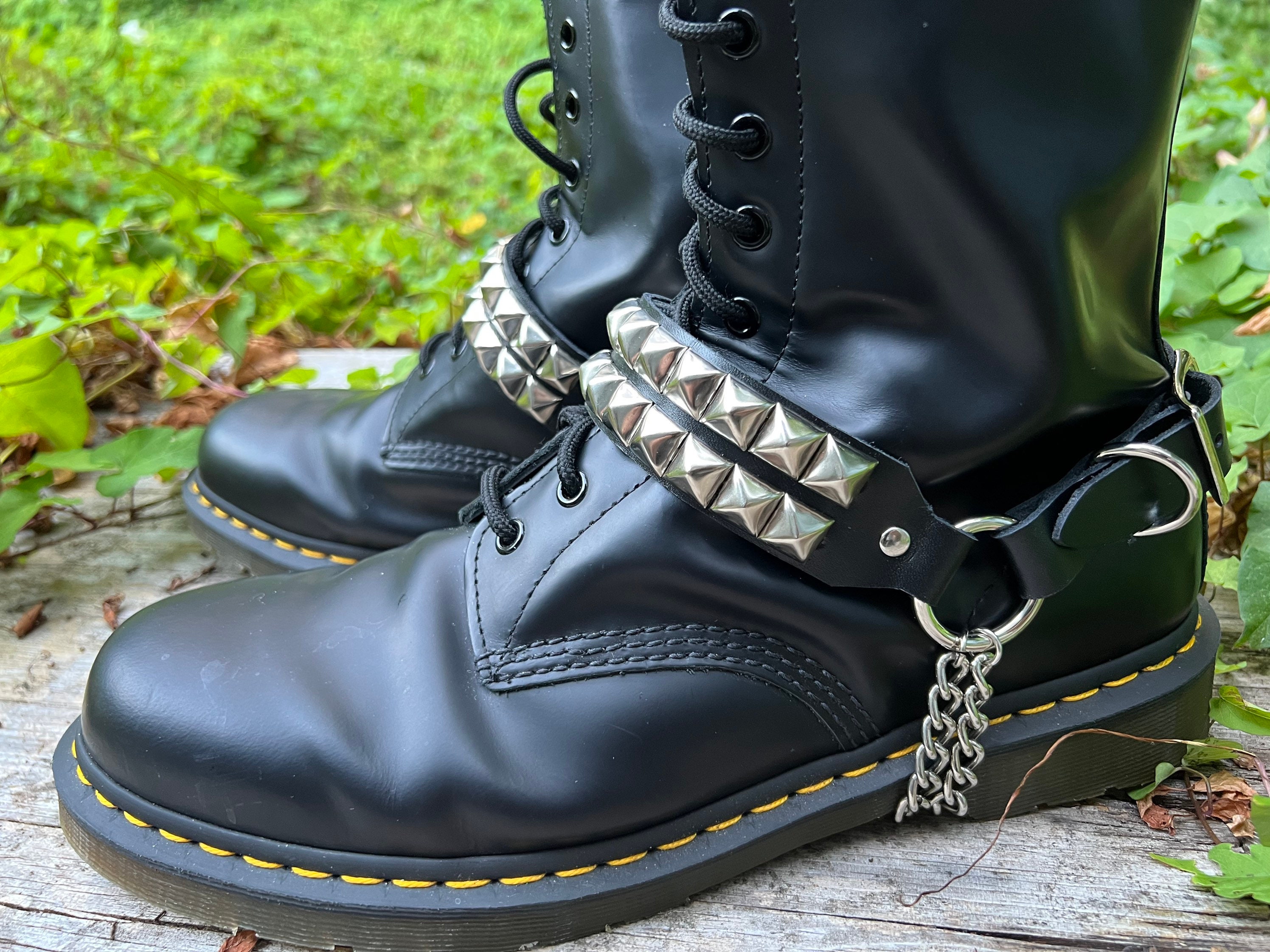 Double row pyramid stud punk bootstrap