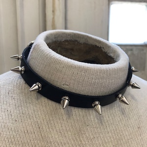Leather punk collar with 9 spikes