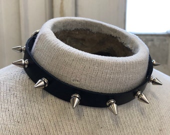 Leather punk collar with 9 spikes