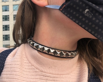 Gargantilla punk con una fila de tachuelas piramidales.