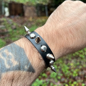 Spike bracelet with little star studs