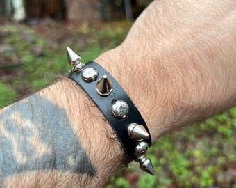 Spike bracelet with little star studs