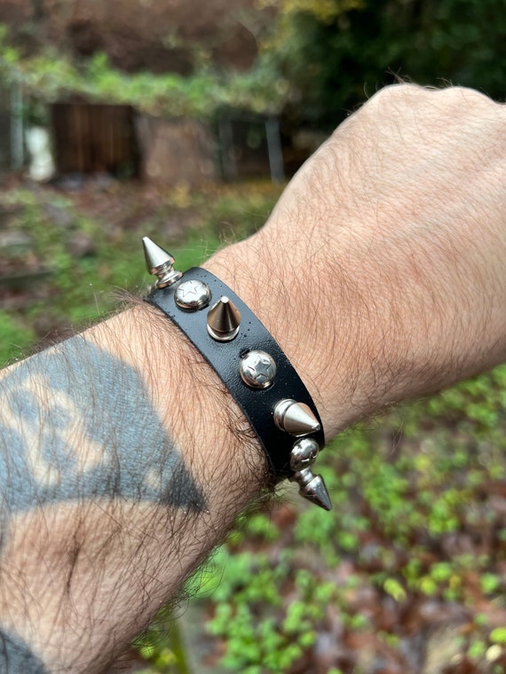 LEATHER STAR STUD BRACELET MINI BLACK METALLIC LEATHER STAR STUD BRACELET MINI BLACK METALLIC