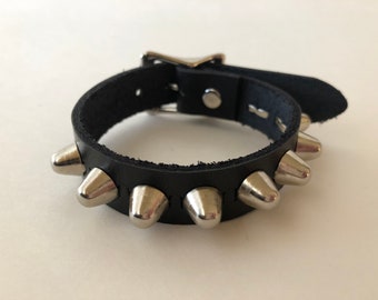 Studded bracelet with 1 row of little tall British cone studs