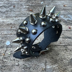 Pulsera de púas con púas de árbol de 1/2” y pequeños tachuelas redondas, pulsera punk de cuero con púas y tachuelas, pulsera con hebilla
