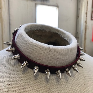 Gargantilla punk de cuero con púas feroces